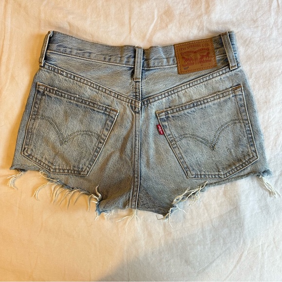 Size 24 Levi’s Shorts - Picture 2 of 3